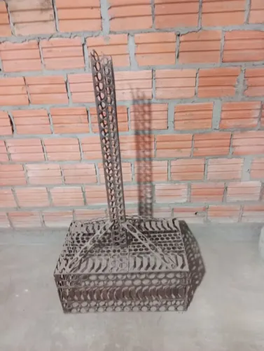 Lixeira de ferro usada 