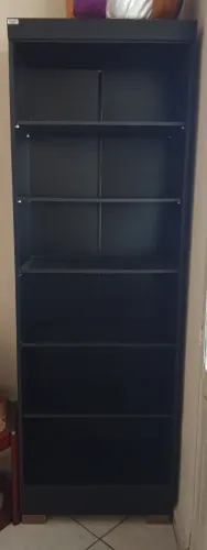 Estante preta de organização