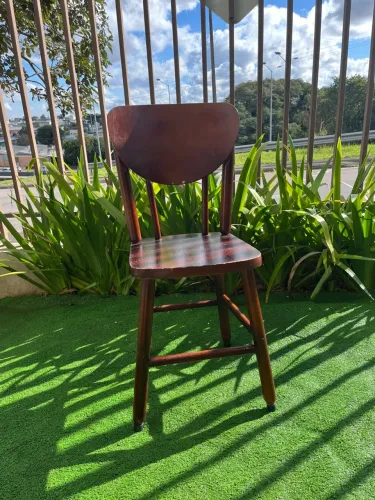 Cadeira de madeira maciça com laminado 