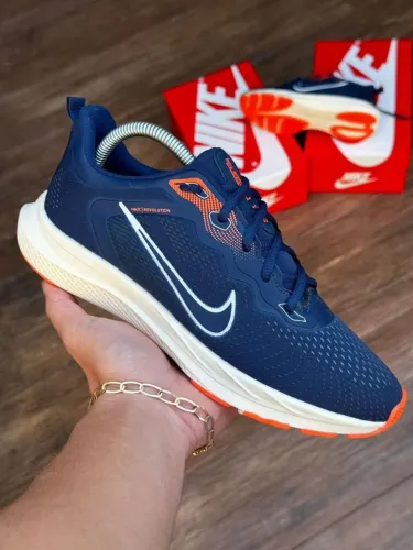 Tênis Nike Revolution Azul com detalhes em laranja