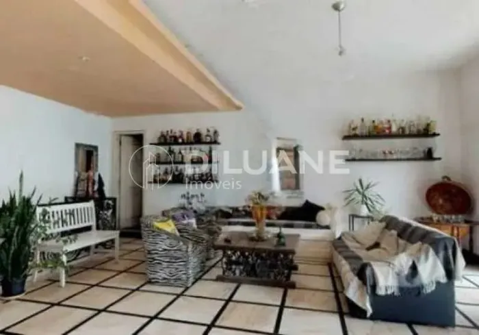 Excelente cobertura no Leme 302 m²,sala com dois ambientes, 05 dormitórios, com 01 suite e