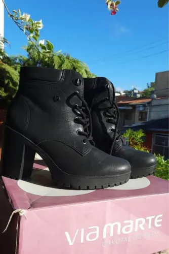 Bota coturno com salto