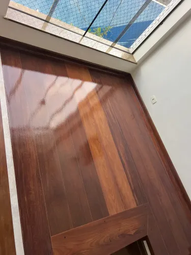 Assoalho de ipê , piso de peroba acabamento com Bona . 