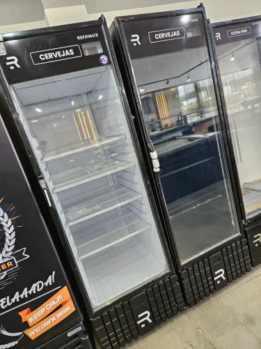 cervejeira 570L com vidro aquecido fundo preto/branco