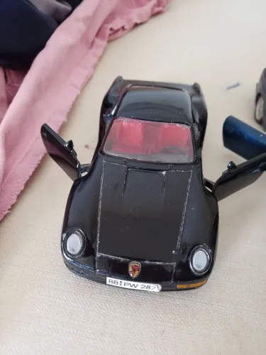 Carros de metal. (Leia o anúncio).