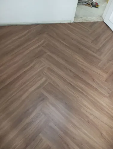Instalação de piso vinílico e rodapés 20 m²