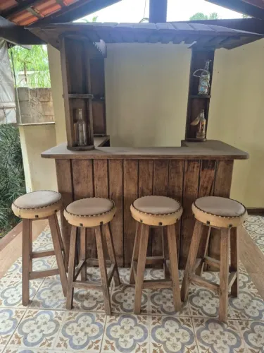 Bar Rústico estilo Farm em Madeira Maciça com bancos de couro rustico