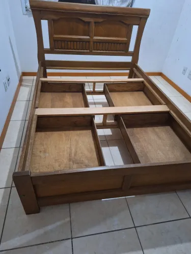 Cama de madeira com 4 gavetas em ótimo estado