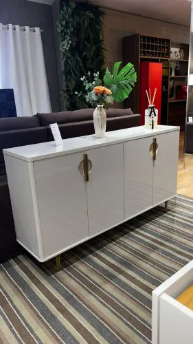 Buffet moderno e elegante, perfeito para organizar sua sala de jantar ou sala de estar. Co
