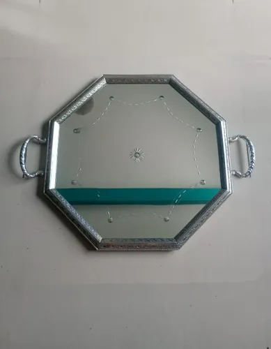 Antiga e lindíssima bandeja em metal com espelho em cristal veneziano