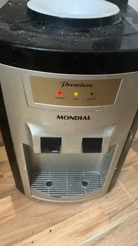 Gelagua bebedouro três funções água quente, gelada e água natural!OBS: falta  o gás ! 