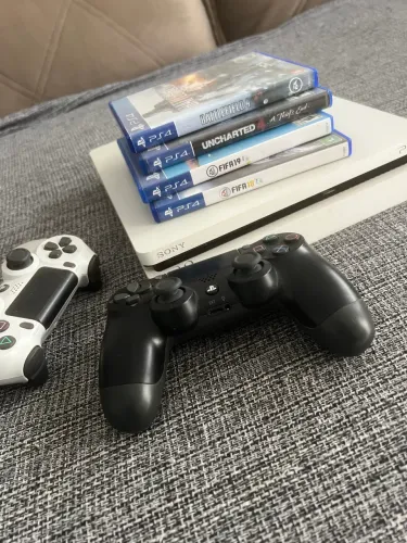 PLAYSTATION 4