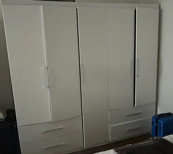 Guarda-roupa branco grande e espaçoso - retirada urgente