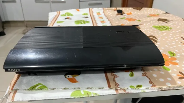 PlayStation 3 (PS3) Desbloqueado + 2 Controles + 16 Jogos