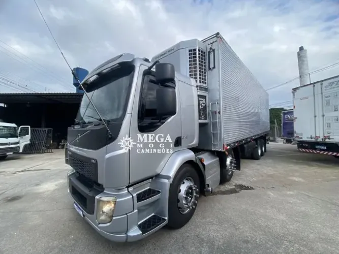 Volvo VM 270 8X2 Bi Truck baú refrigerado