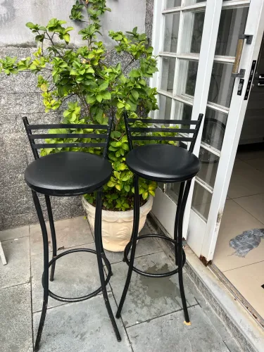 Kit com 2 banquetas para cozinha americana preta, obs: com pequenos arranhões