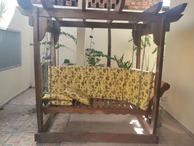 Para sua varanda, piscina ou propriedade, adquira essa cama suspensa em madeira macaúba.