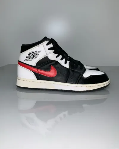 tênis Nike Air Jordan 1 Mid na cor "Chile Red" com detalhes em preto e branco.