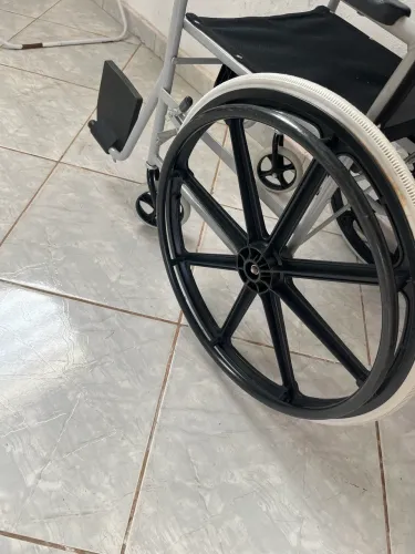 Cadeira de roda semi nova