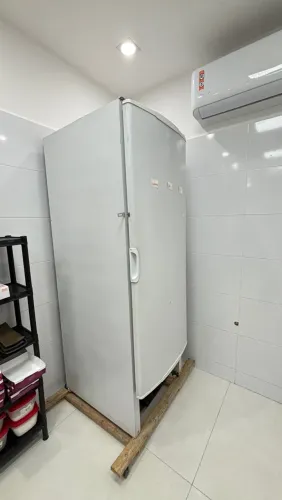 Refrigerador vertical Gelopar tripla ação 577L