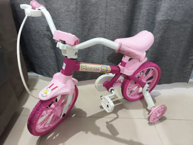 Bicicleta infantil Flower com rodinhas laterais