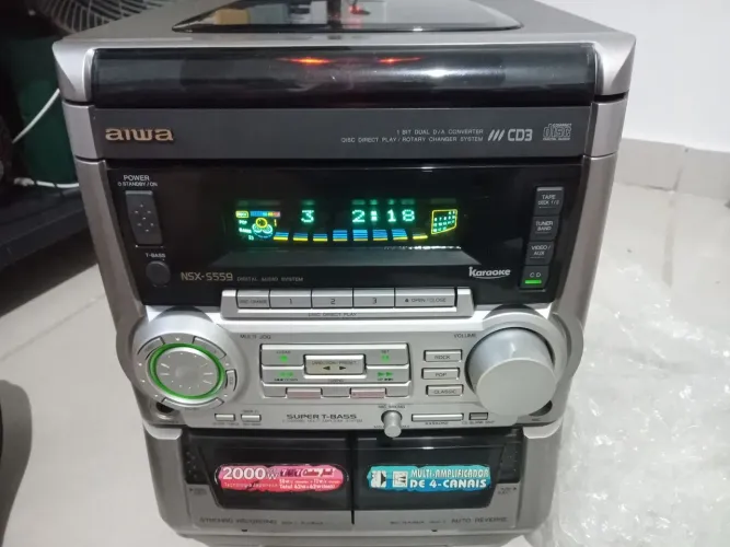 Central Aiwa usada modelo NSXS-559 funcionando