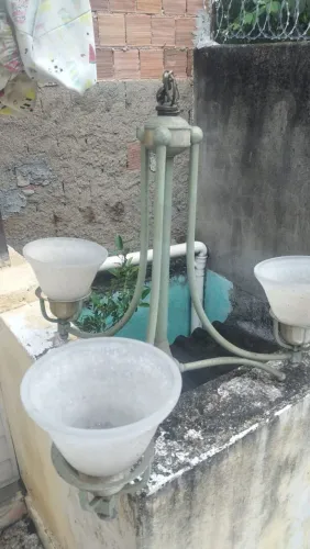 Lustre antigo de três braços com cúpulas de vidro jateado,