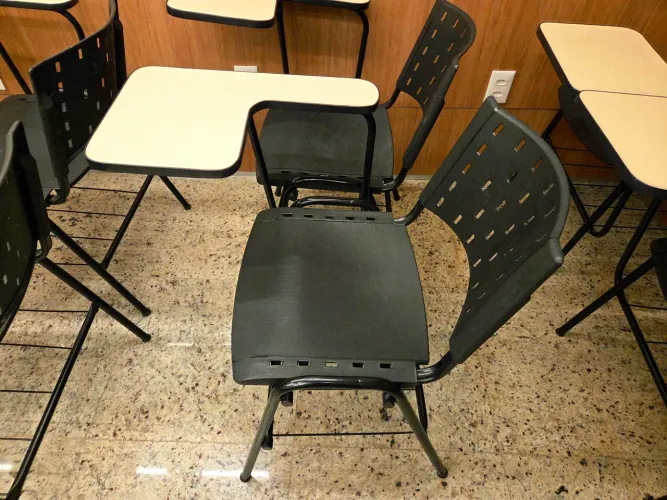 Cadeiras escolares com braço, usadas em ótimo estado
