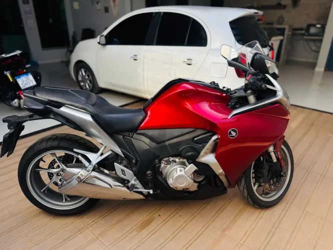 Honda VFR 1200F V4 172cv Automática (DCT) - Pneus Novos / Manual e Chave Cópia