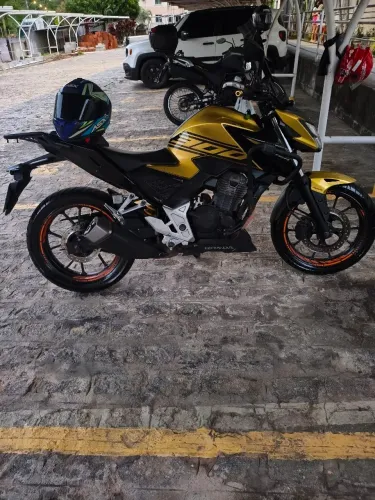 A moto está bem conservada 