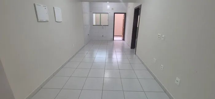 Alugo apartamento de dois quartos com ótima localização 