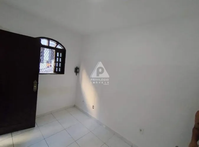 2 Casas,1 kitnet, 1 vaga de garagem e terraço à venda no Catete