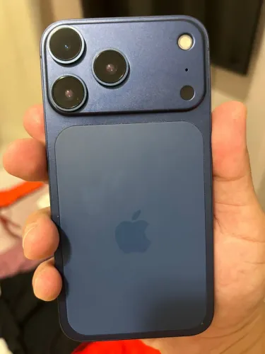 iPhone XR na carcaça do 17 pro azul