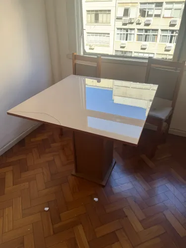 Mesa 90 X 90 - tampo de vidro (usada e sem cadeiras)
