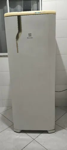 GELADEIRA ELECTROLUX FROSTFREE 322L 127V ENTREGO
