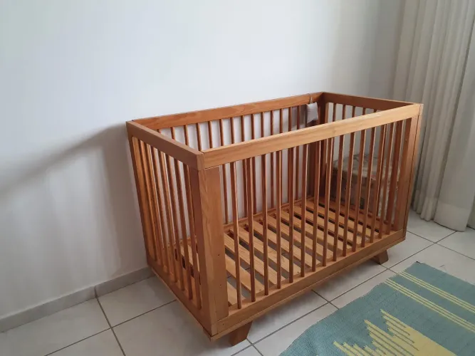 Berço Tullipa baby em madeira Maciça, com regulagem de altura. Praticamente novo.