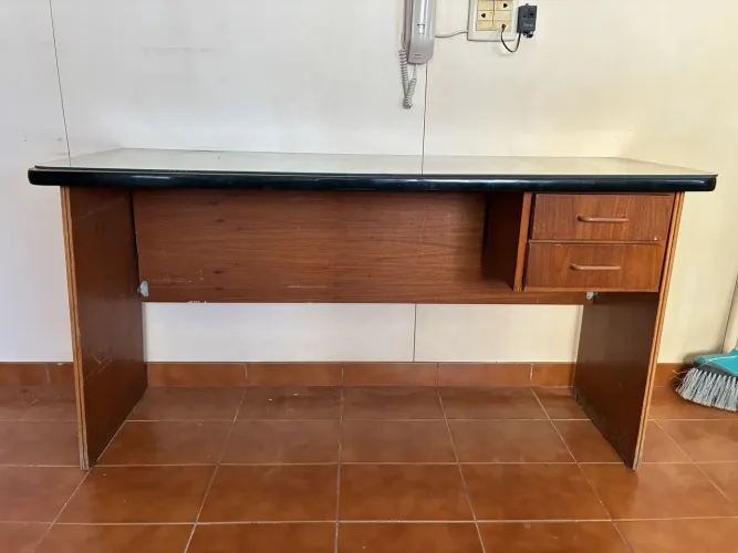 Mesa escritório com 2 gavetas