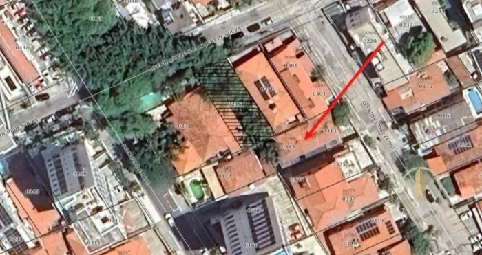 Excelente terreno com casa, na Av. Umbuzeiro em Manaíra, para reforma ou uso do terreno.