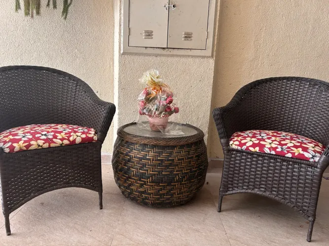 Conjunto de poltronas de fibra sintética,vai a mesa de brinde