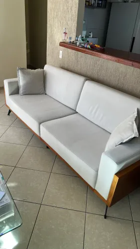 Sofá 3 Lugares Design Moderno com Estrutura em Madeira - 2,40m