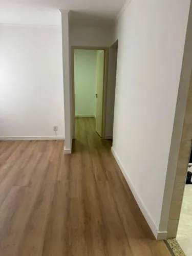 Apartamento Aconchegante de 2 Quartos com Armários e Vaga em Localização Privilegiada