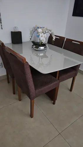 Mesa de jantar para 4 lugares com 4 cadeiras estofadas