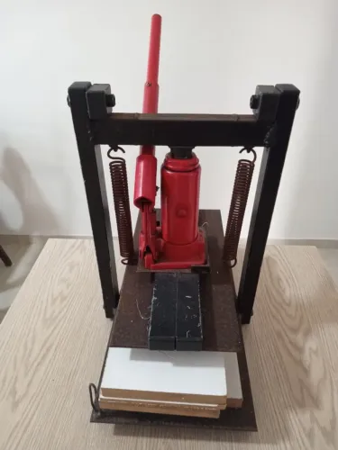 Máquina manual de fazer chinelo com 15 facas.