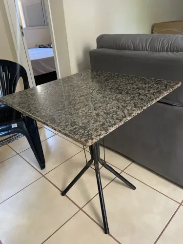 MESA + 2 CADEIRAS - Mesa 70x70 Cm com Granito, com duas cadeiras poltronas de plástico