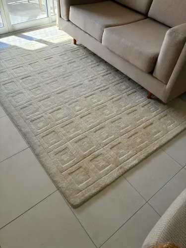 Vendo tapete indiano original lã de ovelha em bom estado , cor bege ,mede 2.30x1.40 m