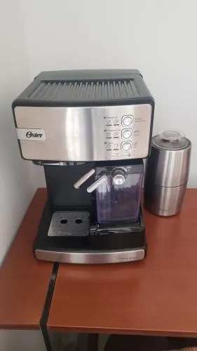 Parcelo no cartão em até 10X. Maquina de café expresso OSTER Primalatte