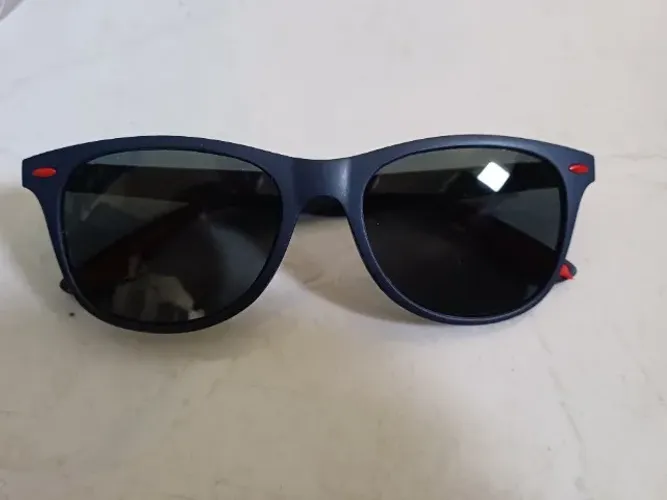 Óculos de Sol- Azul escuro detalhes em vermelho