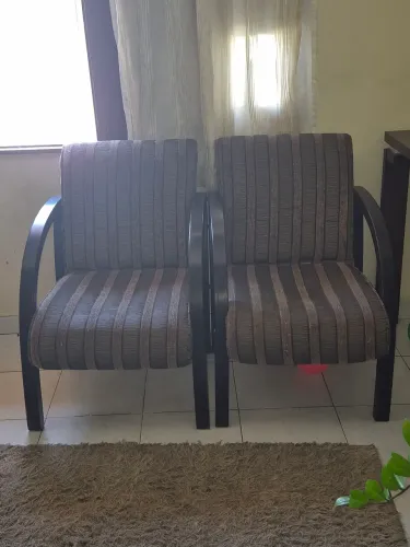 Duas poltronas usadas