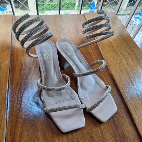Vendo sandália semi nova / Rio
