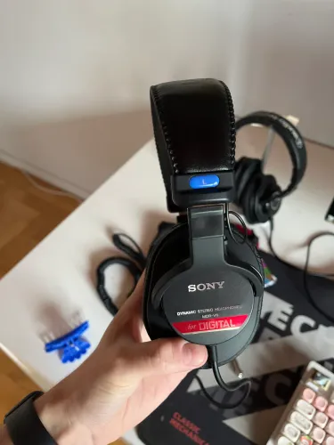 Sony MDR-V6 63 ohms, 5Hz a 30kHz